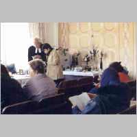 001-1100 Pastor Bathke, ein Wehlauer, bespricht die Gottesdiensttexte mit der Dolmetscherin. Allenburg 2003.jpg